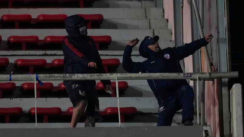 Hinchas de Universidad de Chile lanzan piedras durante un partido de la Copa Sudamericana en...
