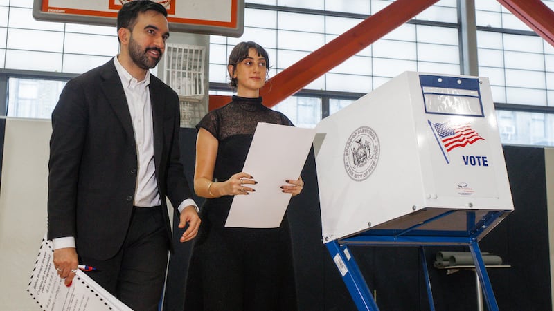 El candidato a la alcaldía de Nueva York, Zohran Mamdani, y su esposa, Rama Sawaf Duwaji,...