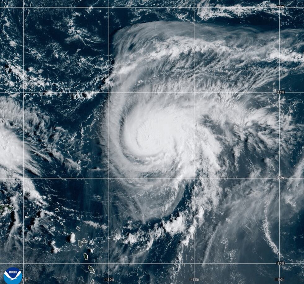 Esta imagen satelital proporcionada por NOAA muestra el huracán Humberto el viernes 26 de...