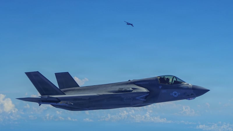 En esta imagen proporcionada por la Fuerza Aérea de Estados Unidos, un avión F-35B Lightning...