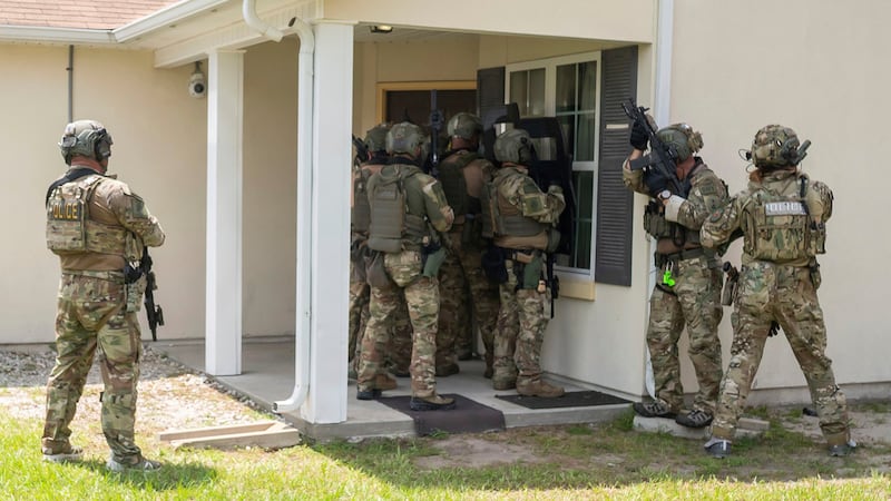 Miembros de un equipo de respuesta especial del Servicio de Control de Inmigración y Aduanas...