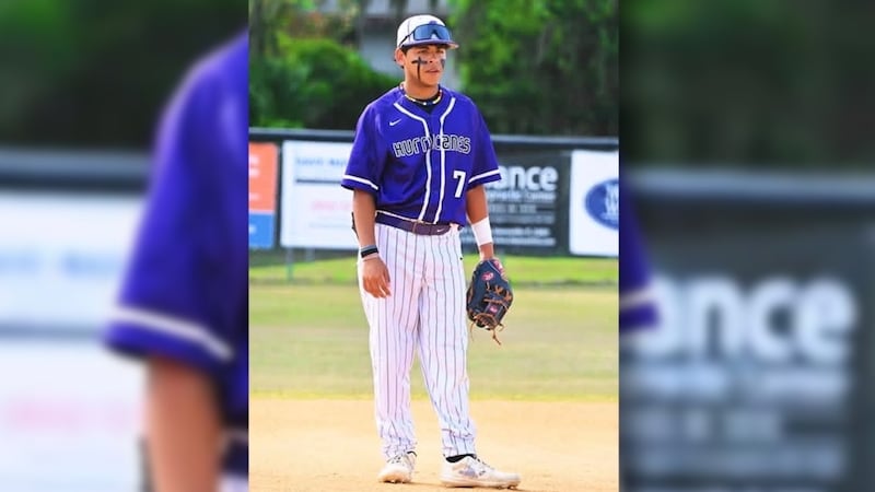 Un estudiante de la Escuela Secundaria de Gainesville (GHS), Sebastián Jiménez, de 17 años,...