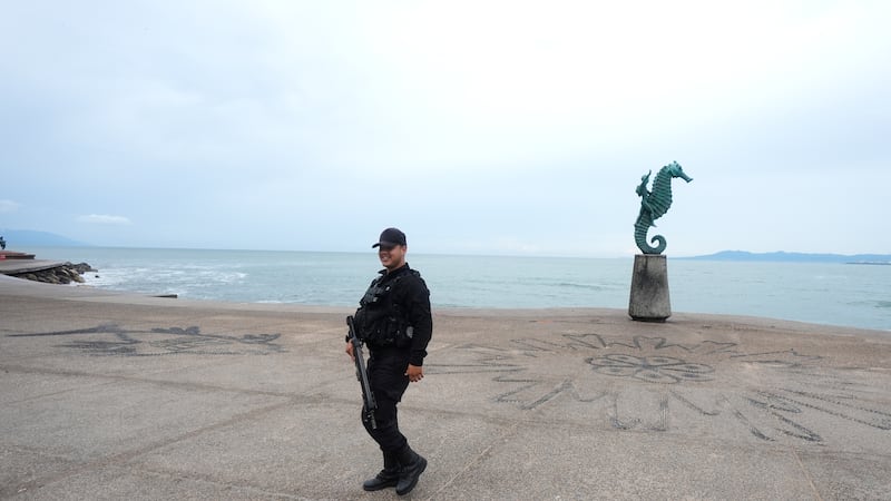 Un guardia de seguridad en Puerto Vallarta, México, en momentos en que se acercaba el huracán...