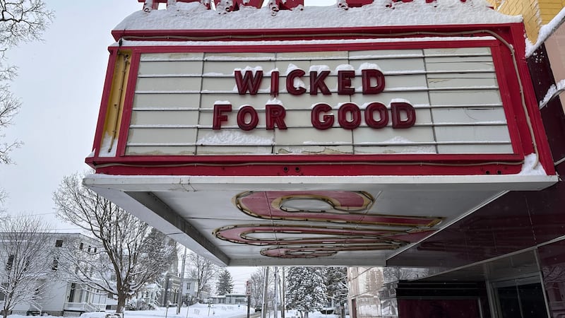 Vista de una calle y un cine en Lowville, Nueva York, el viernes 28 de noviembre de 2025. (AP...