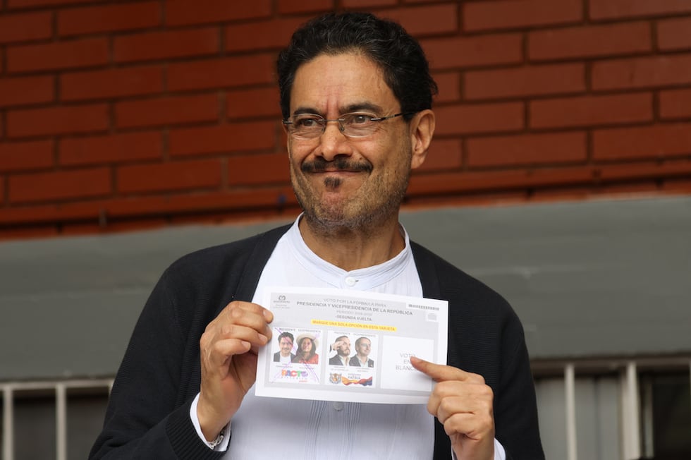 El candidato presidencial Iván Cepeda, de la coalición gobernante Pacto Histórico, muestra sus...