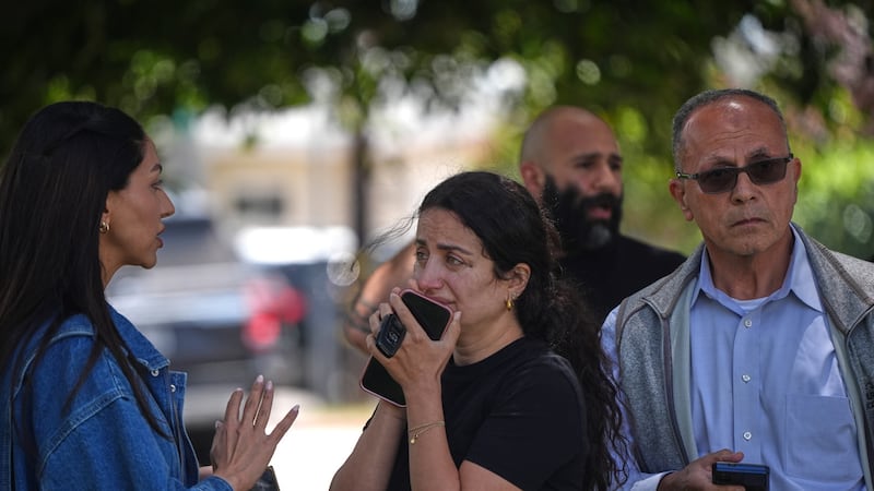 Personas conmocionadas después de un tiroteo frente al Centro Islámico de San Diego, el lunes...