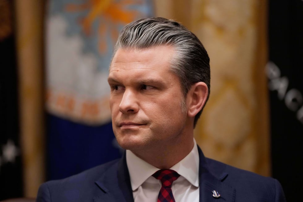 El secretario de Defensa de Estados Unidos, Pete Hegseth escucha hablar al presidente Donald...