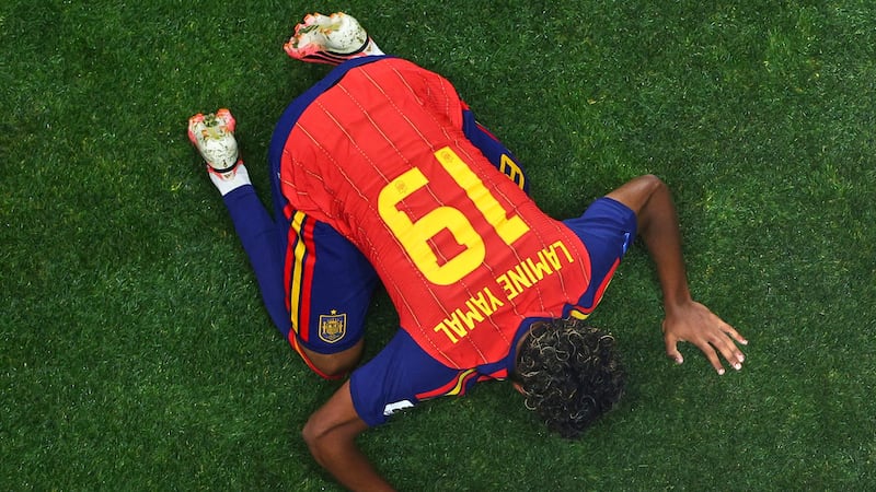 El español Lamine Yamal celebra después de anotar un gol ante Arabia Saudí en partido por el...