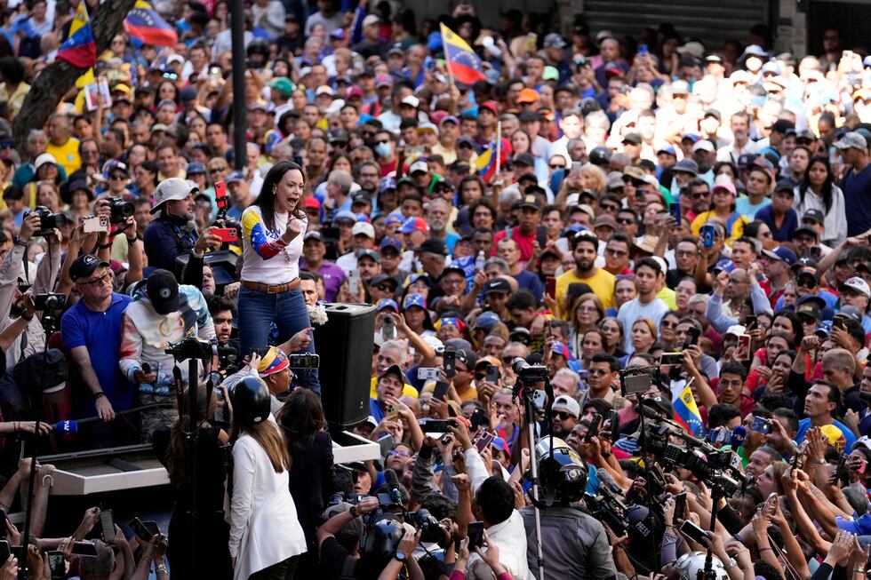 La líder de la oposición María Corina Machado le habla a sus partidarios durante una protesta...