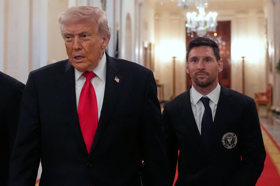 El presidente estadounidense Donald Trump recibe al futbolista argentino Lionel Messi en la...