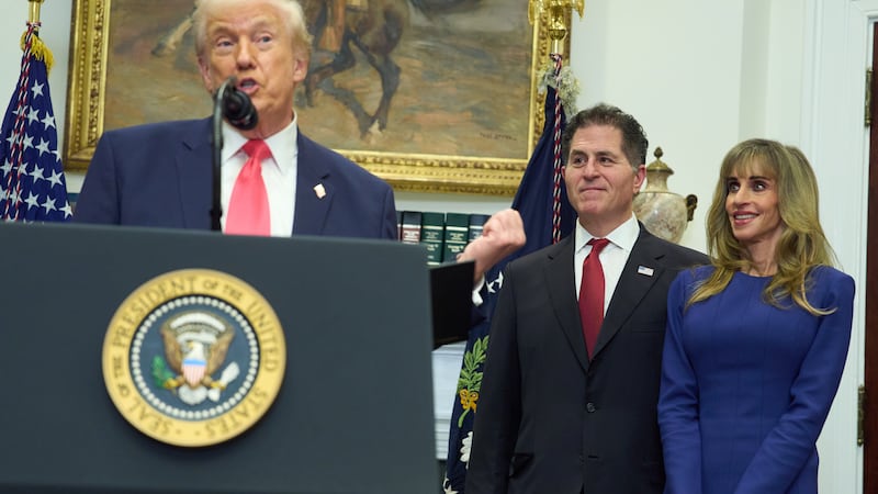 Michael Dell y su esposa Susan escuchan al presidente de EEUU, Donald Trump, durante un evento...