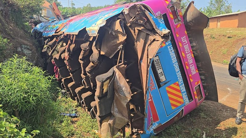 Un autobús permanece volcado a un lado de una carretera, el viernes 17 de julio de 2026, en el...