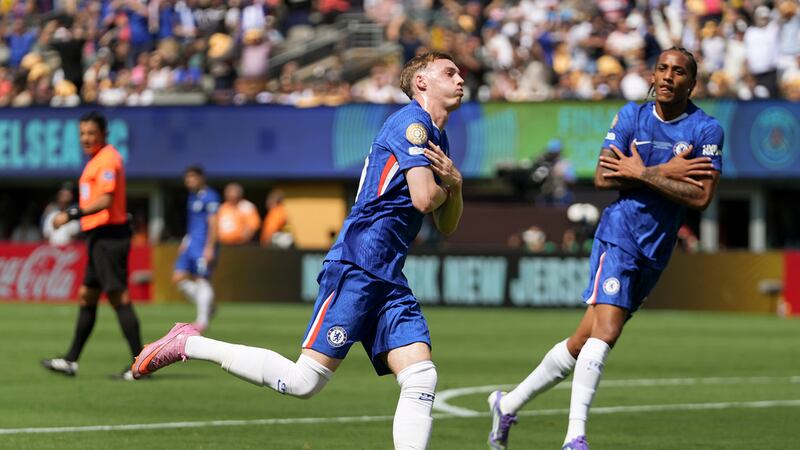 Cole Palmer (izquierda) celebra tras anotar un gol para Chelsea ante Paris Saint-Germain en la...