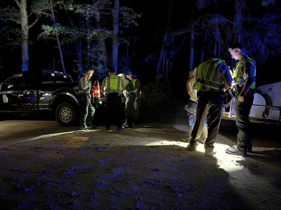 Arrestan a 25 inmigrantes durante operativo en zona boscosa de Georgia.
