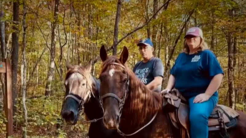 Donna Hughes-Brown, inmigrante irlandesa detenida por ICE, a la derecha, junto con su esposo...