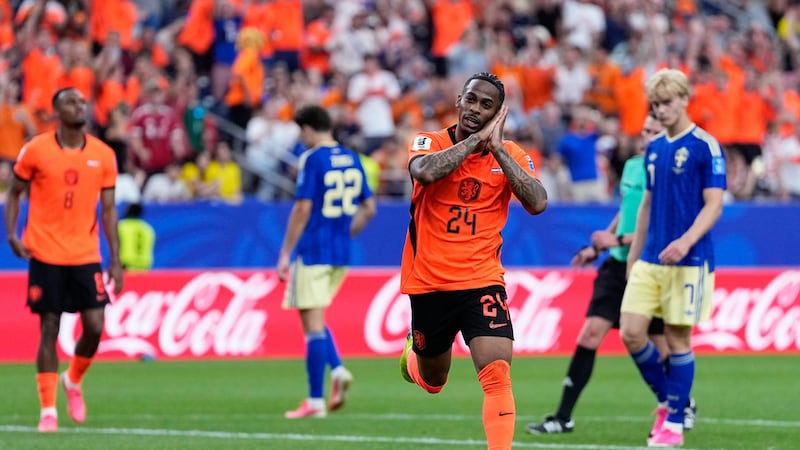 Crysencio Summerville celebra tras anotar el quinto gol de Holanda en la victoria 5-1 ante...