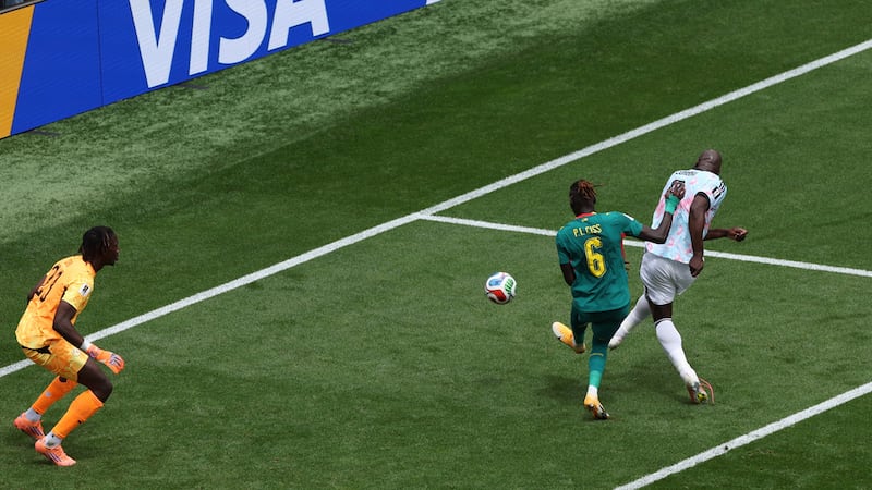 El belga Romelu Lukaku, a la derecha, anota el primer gol de su equipo en el partido ante...