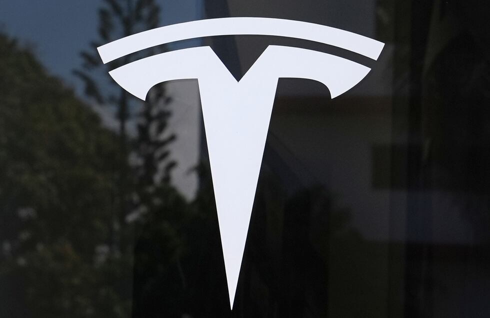 ARCHIVO - El logotipo de Tesla se exhibe en un concesionario Tesla el jueves 13 de marzo de...