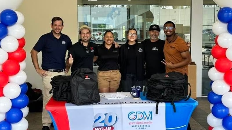 Telemundo Gainesville, en colaboración con WCJB TV20 News, realizó el viernes una entrega de...