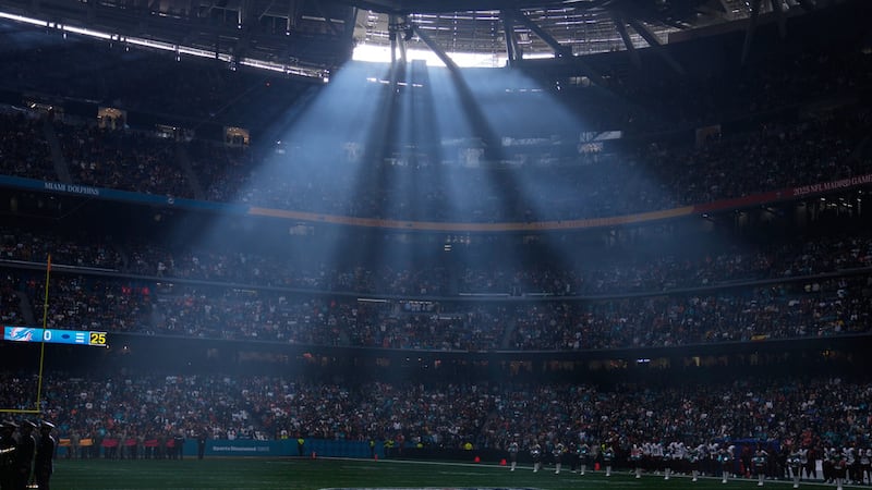 ARCHIVO - Un rayo de luz entra al estadio Santiago Bernabéu previo al partido de la NFL entre...