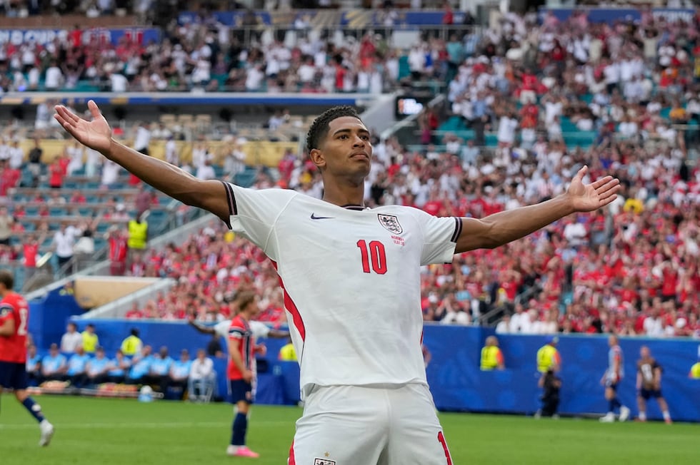 Jude Bellingham celebra tras anotar el segundo gol de Inglaterra en el partido contra Noruega...