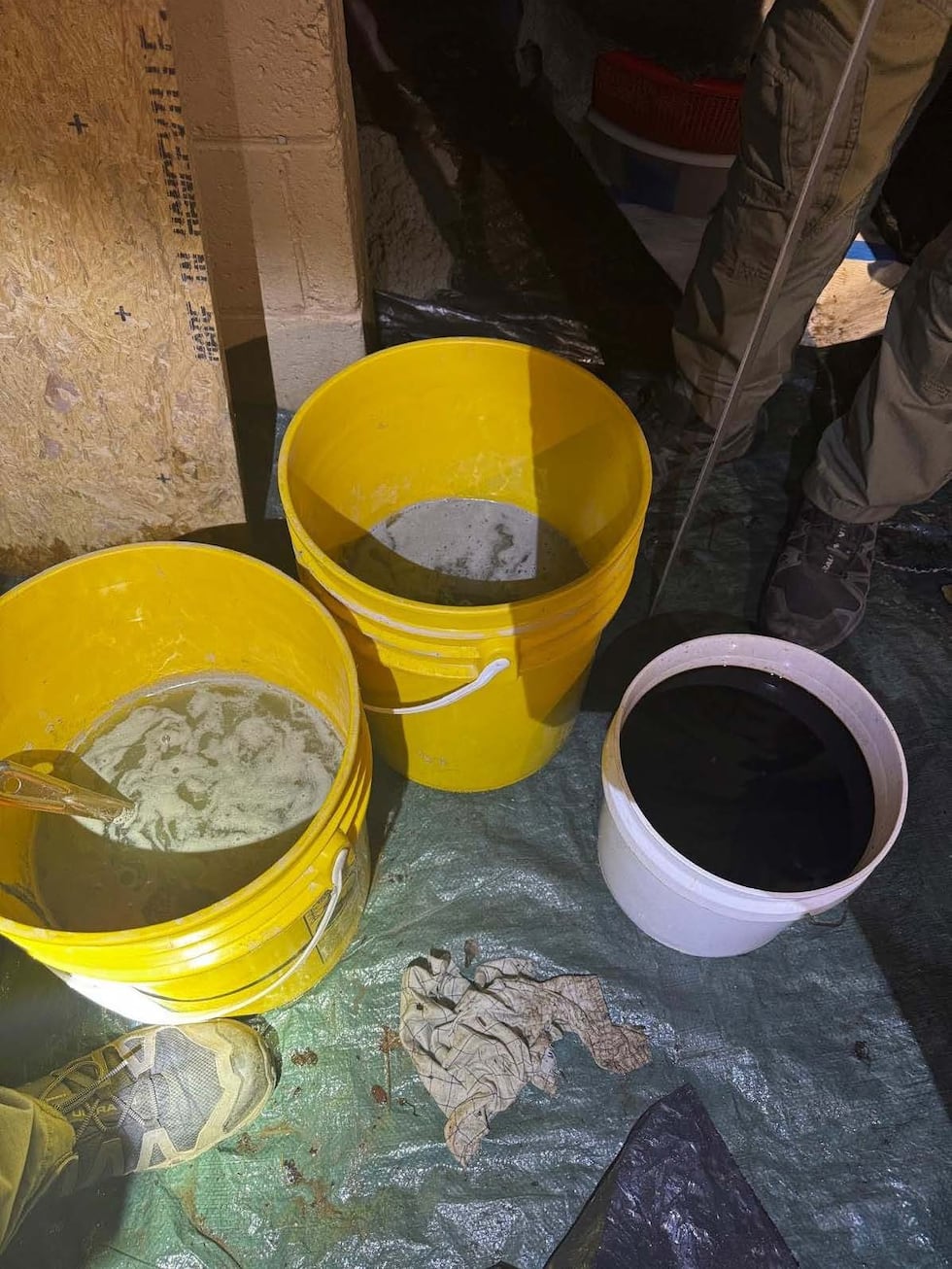 Tres hispanos operaban laboratorio de metanfetamina en el patio trasero de una vivienda de...