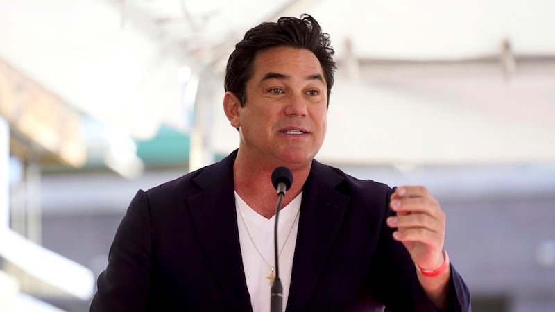 ARCHIVO - Dean Cain habla durante una ceremonia en honor a Mehmet Oz con una estrella en el...