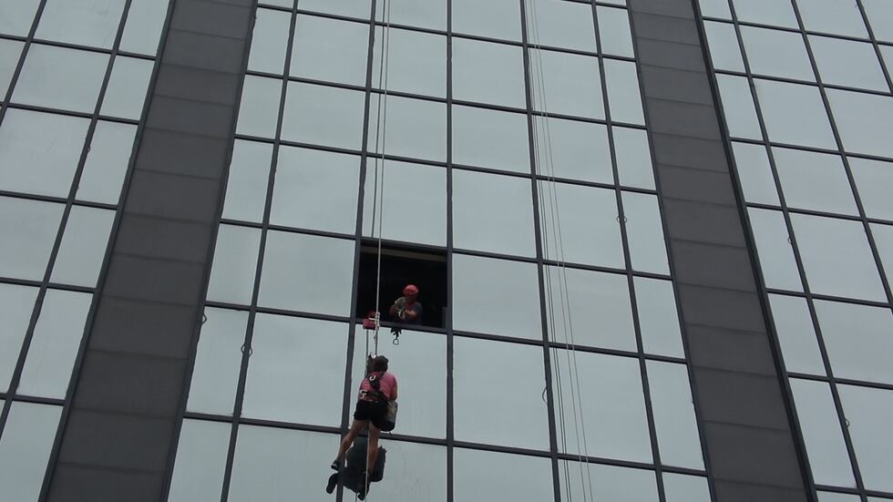 Así fue como rescataron al trabajador limpiaventanas del rascacielos más alto de Kansas City,...