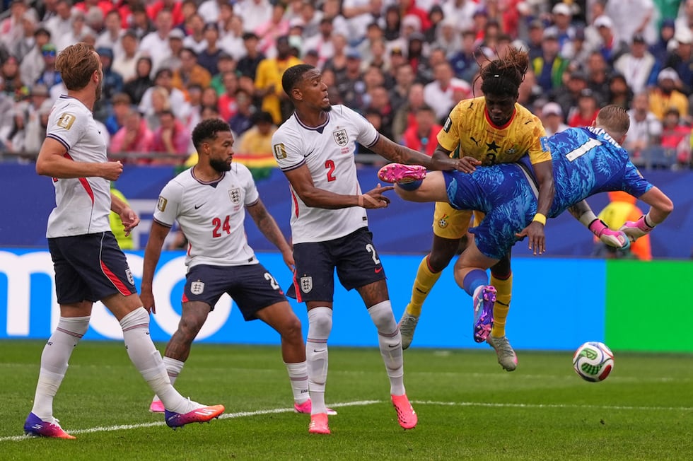 Caleb Yirenkyi (3), de Ghana, comete una falta sobre el arquero Jordan Pickford, de...