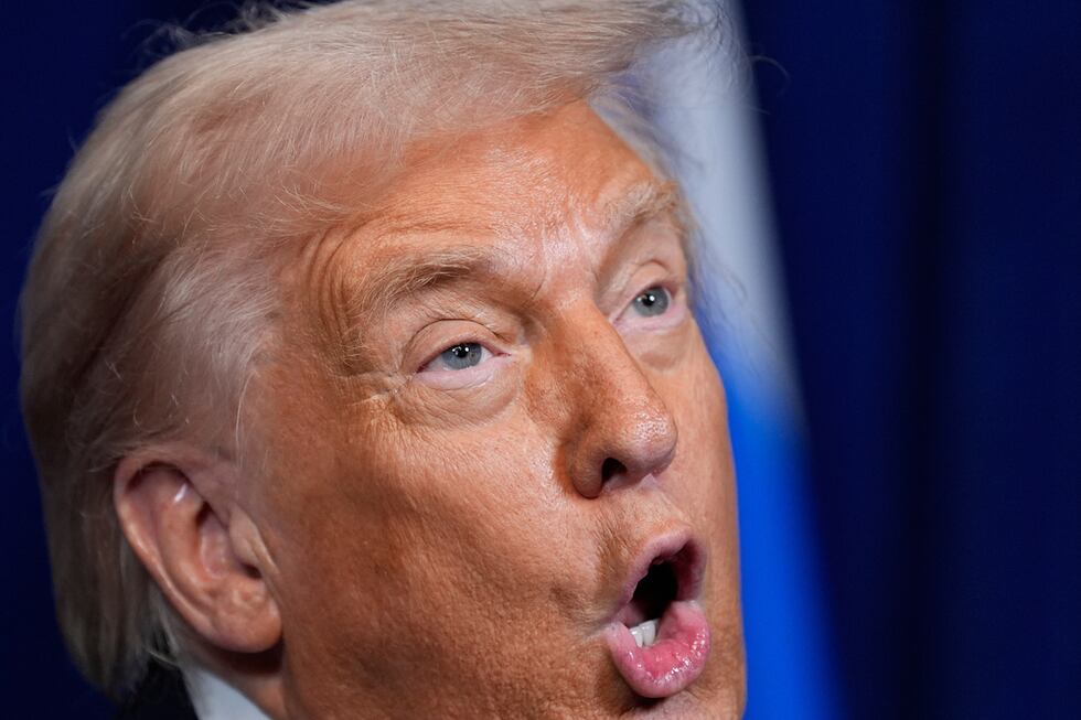 El presidente de EEUU, Donald Trump, habla durante una conferencia de prensa con el primer...