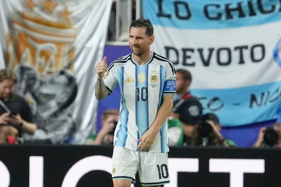 Lionel Messi (10) reacciona tras marcar su tercer gol para Argentina en la victoria 3-0 ante...