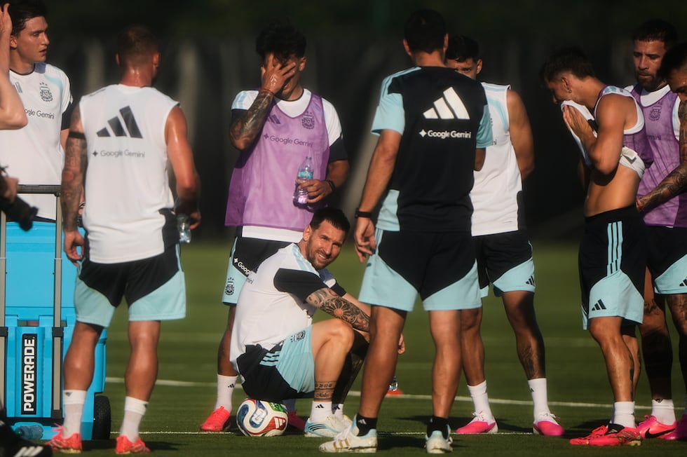 Lionel Messi, de la selección de Argentina, se sienta sobre el balón durante una práctica en...