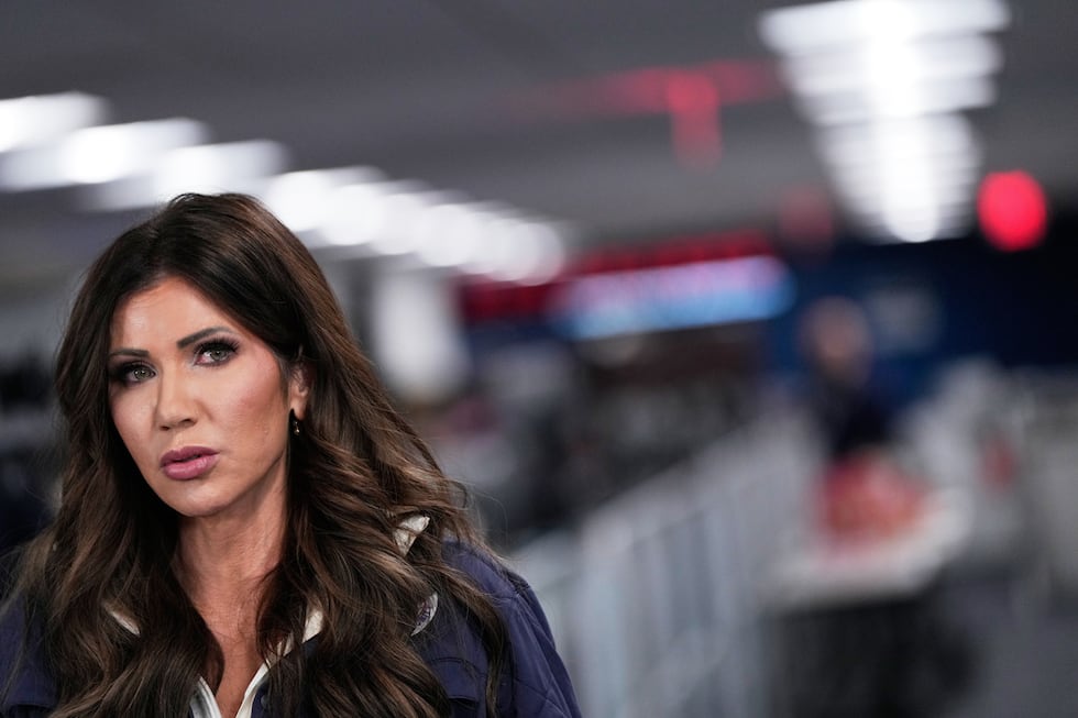 La secretaria de Seguridad Nacional de EEUU, Kristi Noem, habla durante una rueda de prensa en...