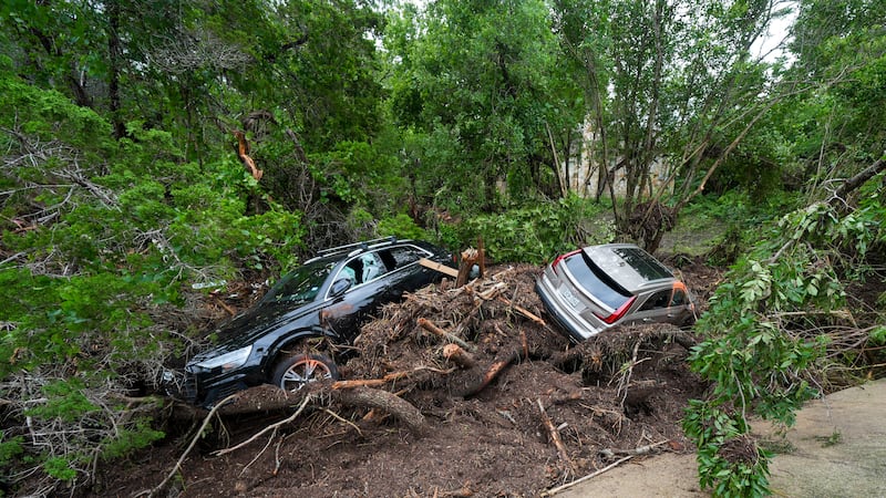 Vehículos arrastrados por el agua junto al río Guadalupe tras una inundación en la zona el...