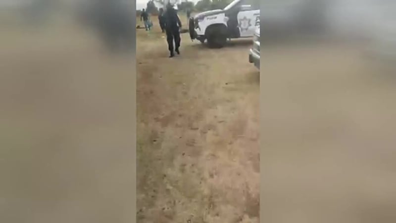 Gritos de dolor y desesperación. Dan a conocer video de la masacre en una cancha de fútbol en...