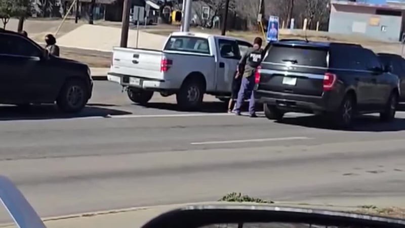 Capta redada en la que se llevan esposado a conductor y a su hijo pequeño lo meten en otro...