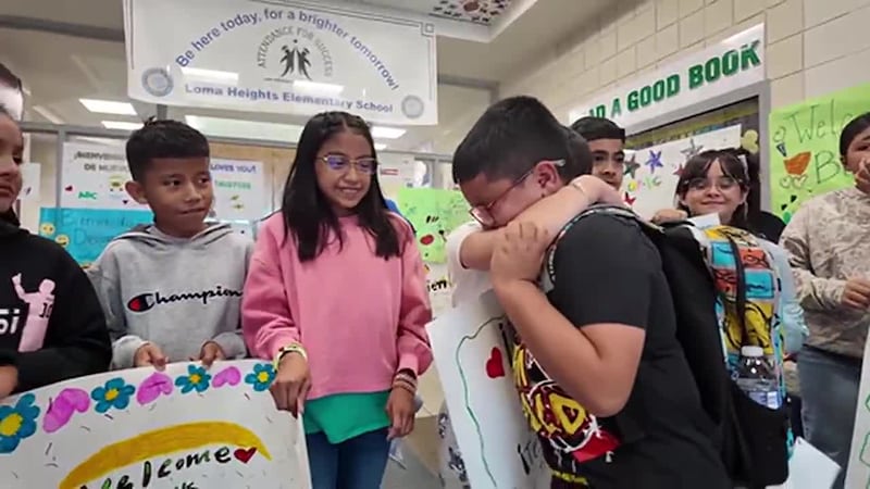 Compañeros de clase reciben con abrazos a niño que fue arrestado por ICE. Deiver Henao es...