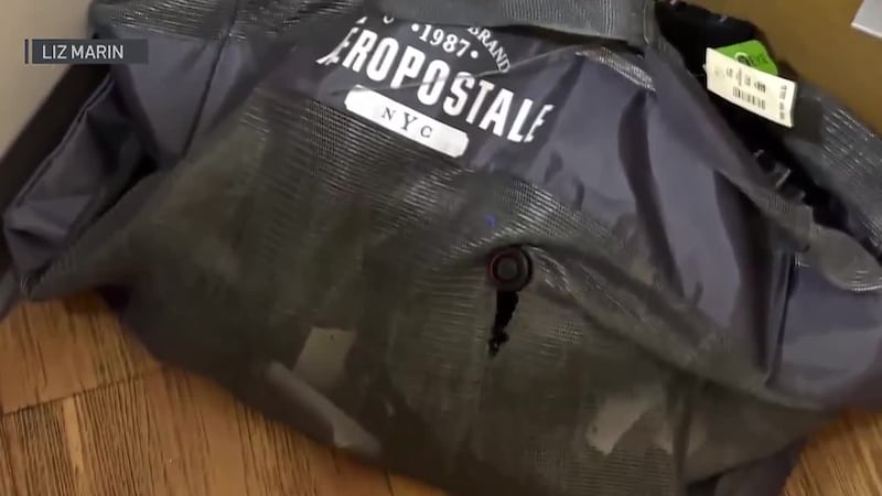 Hermanas hispanas descubren cámara escondida cuando se probaban ropa en el vestidor de una...