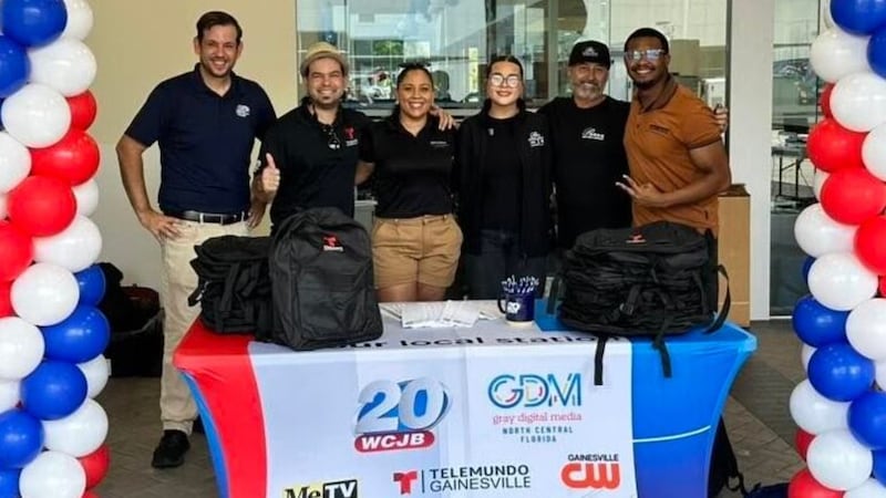 Telemundo Gainesville, en colaboración con WCJB TV20 News, realizó el viernes una entrega de...