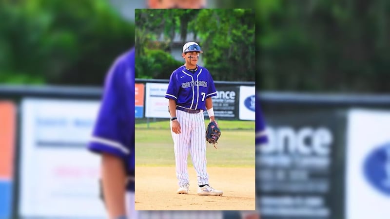 Un estudiante de la Escuela Secundaria de Gainesville (GHS), Sebastián Jiménez, de 17 años,...