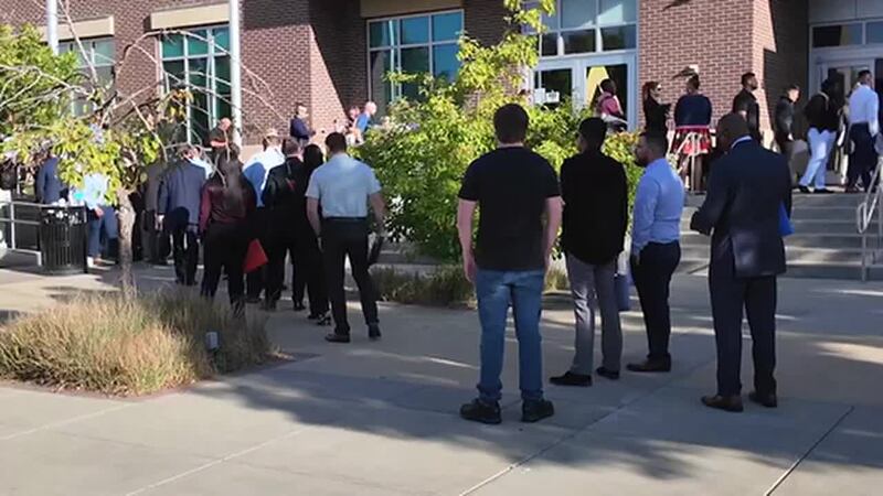 "(Los migrantes) son humanos, pero un trabajo es un trabajo", dijo uno de ellos.